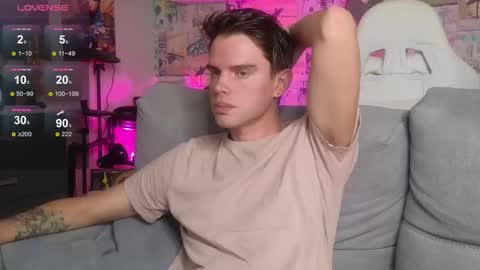 Snapshot of oxmikexo chatting on 11/11/25, 12:05 Mike online show from 11/11/25, 12:05