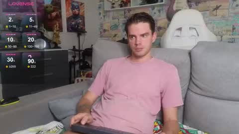 Snapshot of oxmikexo chatting on 11/17/25, 12:33 Mike online show from 11/17/25, 12:33