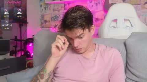 Snapshot of oxmikexo chatting on 11/24/25, 01:11 Mike online show from 11/24/25, 01:11