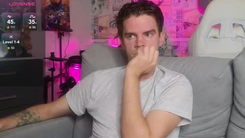 Snapshot of oxmikexo chatting on 11/30/25, 12:42 Mike online show from 11/30/25, 12:42