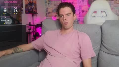 Snapshot of oxmikexo chatting on 12/01/25, 12:32 Mike online show from 12/01/25, 12:32