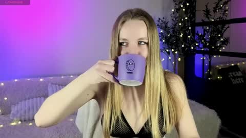 Snapshot of oxy_foxie chatting on 04/03/26, 02:15 Oxy Foxie online show from 04/03/26, 02:15