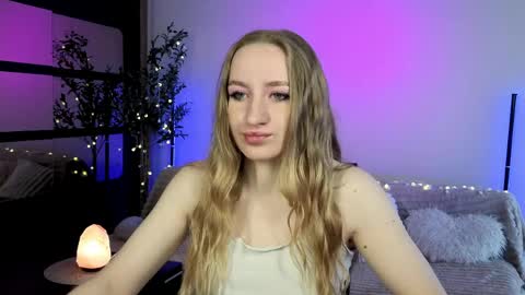 Snapshot of oxy_foxie chatting on 04/15/26, 12:01 Oxy Foxie online show from 04/15/26, 12:01