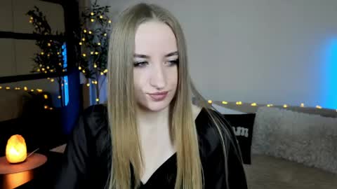 Snapshot of oxy_foxie chatting on 05/20/26, 06:36 Oxy Foxie online show from 05/20/26, 06:36