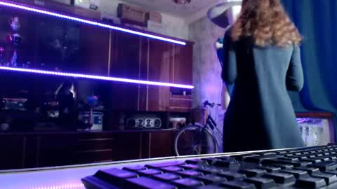 Ella online show from 04/27/26, 06:11