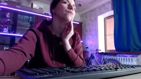 Ella online show from 05/21/26, 08:43
