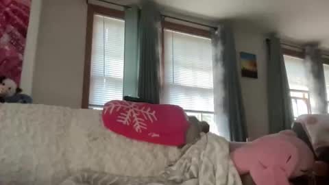 paisleysnowxo online show from 10/28/25, 04:42