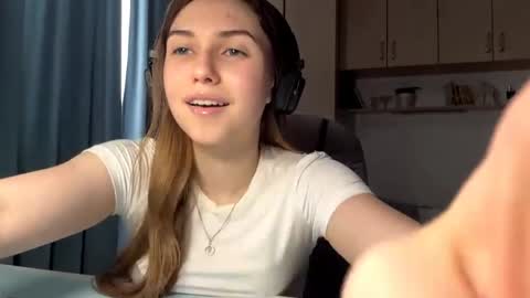 Snapshot of pamulahallquist chatting on 06/08/26, 03:23 Lia online show from 06/08/26, 03:23