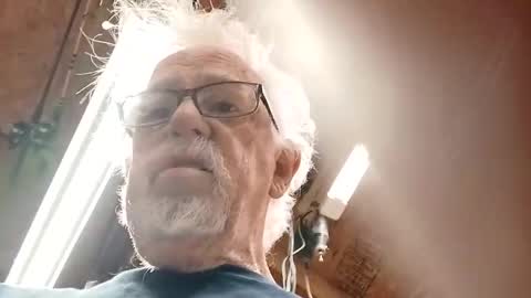 Snapshot of papajb70 chatting on 11/28/25, 01:41 papajb70 online show from 11/28/25, 01:41