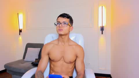 Snapshot of paradise_boy_s chatting on 11/22/25, 05:01 Ryan And Casper online show from 11/22/25, 05:01