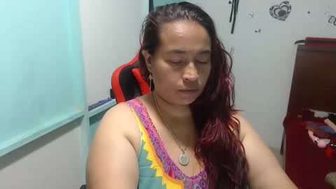 Snapshot of pareja_explosivasexx chatting on 12/05/25, 06:11 Luna online show from 12/05/25, 06:11