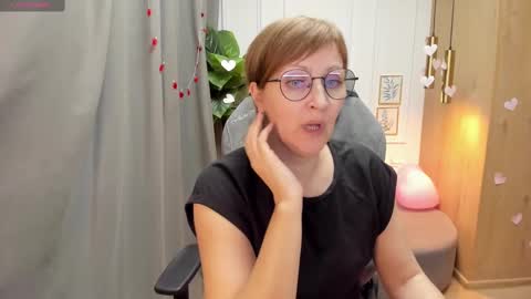 Snapshot of paris_cherry chatting on 02/18/25, 04:48 Paris online show from 02/18/25, 04:48