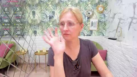Snapshot of paris_cherry chatting on 09/14/25, 08:41 Paris online show from 09/14/25, 08:41