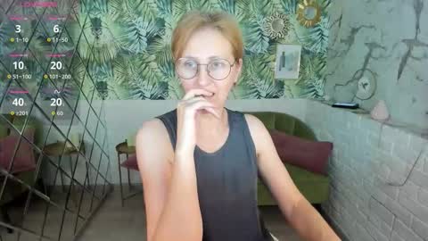 Snapshot of paris_cherry chatting on 02/27/26, 01:00 Paris online show from 02/27/26, 01:00