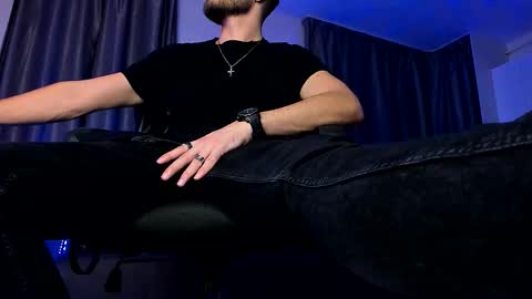 Paris online show from 10/28/25, 08:33