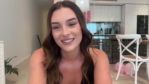 Snapshot of parisbabyxox chatting on 09/13/25, 12:43 ParisBabyxox online show from 09/13/25, 12:43