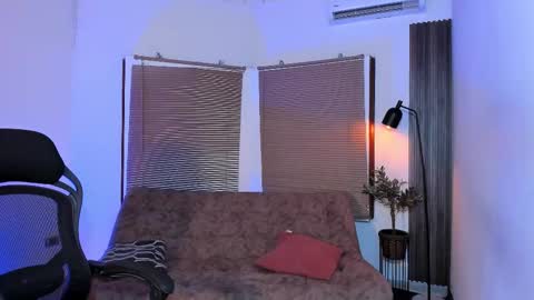 Snapshot of party_guyssex chatting on 11/13/25, 03:27 liampacoyosh and erick online show from 11/13/25, 03:27