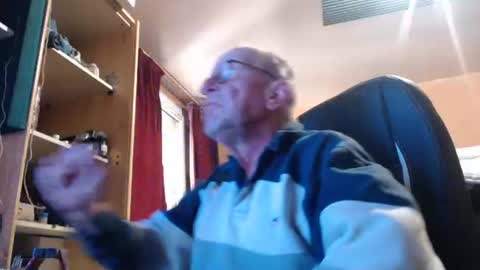 Snapshot of pascal88881 chatting on 10/25/25, 08:00 pascal88881 online show from 10/25/25, 08:00