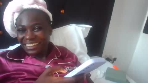 Snapshot of passionate_hawa chatting on 12/02/25, 06:41 Evvie online show from 12/02/25, 06:41