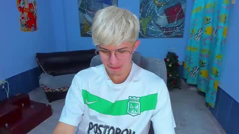 Snapshot of patrik027 chatting on 12/15/25, 07:07 .... online show from 12/15/25, 07:07