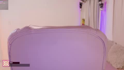 Snapshot of pau_cute chatting on 12/17/25, 09:32 Sofa online show from 12/17/25, 09:32