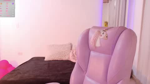 Snapshot of pau_cute chatting on 02/13/26, 09:33 Sofa online show from 02/13/26, 09:33