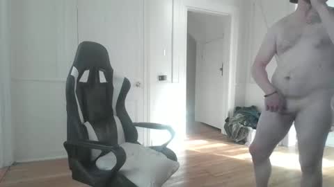 Snapshot of paul9333 chatting on 01/17/25, 06:44 shy online show from 01/17/25, 06:44