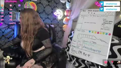Snapshot of pawggoddess778 chatting on 12/19/24, 02:12 ArtsyHeartsyy online show from 12/19/24, 02:12