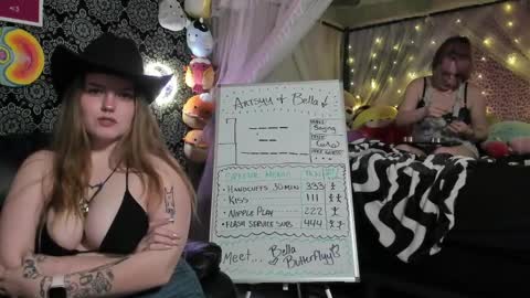 Snapshot of pawggoddess778 chatting on 01/02/25, 04:52 ArtsyHeartsyy online show from 01/02/25, 04:52