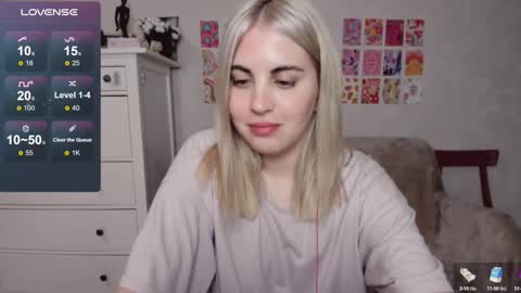 Snapshot of pawwsup1 chatting on 10/16/25, 04:52 Allisses online show from 10/16/25, 04:52