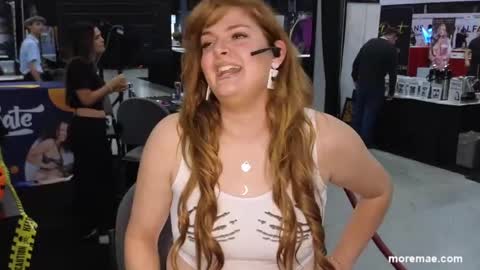 Snapshot of peaceofmae chatting on 10/26/25, 05:30 online show from 10/26/25, 05:30