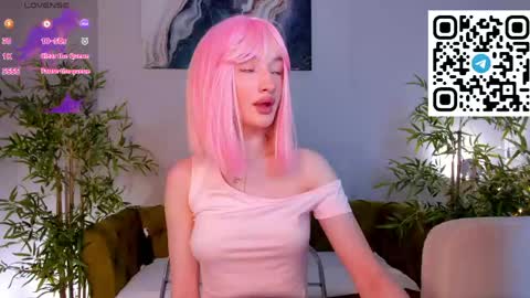 Snapshot of pearl_bloom chatting on 04/17/26, 12:46 Sex Leah online show from 04/17/26, 12:46