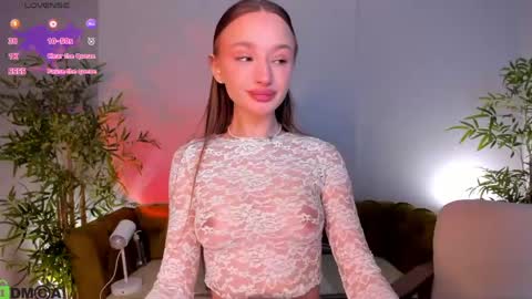 Snapshot of pearl_bloom chatting on 05/21/26, 01:23 Sex Leah online show from 05/21/26, 01:23