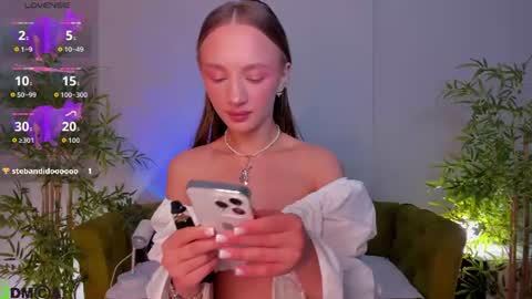 Snapshot of pearl_bloom chatting on 06/11/26, 01:05 Sex Leah online show from 06/11/26, 01:05