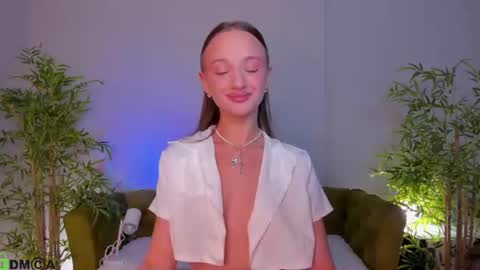 Snapshot of pearl_bloom chatting on 06/12/26, 12:42 Sex Leah online show from 06/12/26, 12:42
