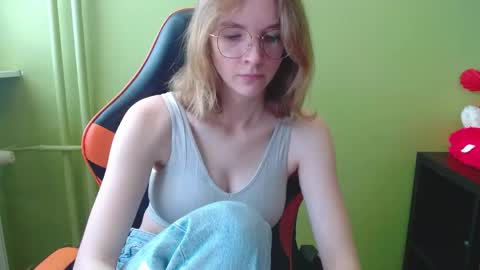 Snapshot of penny_lust chatting on 04/15/26, 06:31 Penny online show from 04/15/26, 06:31
