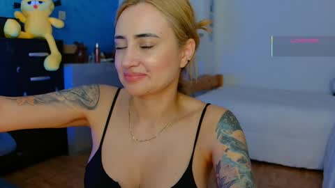 Snapshot of pennyy__ chatting on 05/27/26, 10:29 Hi Im Penelope better vibrations 1111 online show from 05/27/26, 10:29