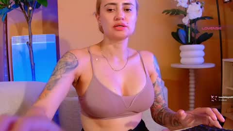 Snapshot of pennyy__ chatting on 05/30/26, 09:34 Hi Im Penelope better vibrations 1111 online show from 05/30/26, 09:34