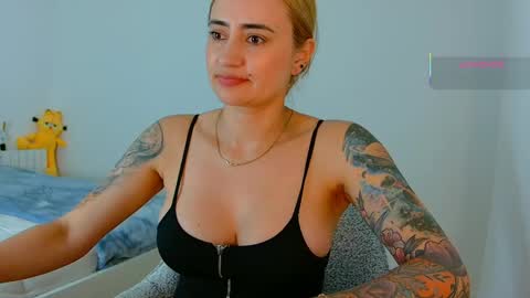 Snapshot of pennyy__ chatting on 06/02/26, 10:01 Hi Im Penelope better vibrations 1111 online show from 06/02/26, 10:01
