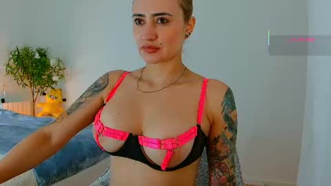 Snapshot of pennyy__ chatting on 06/11/26, 11:30 Hi Im Penelope better vibrations 1111 online show from 06/11/26, 11:30