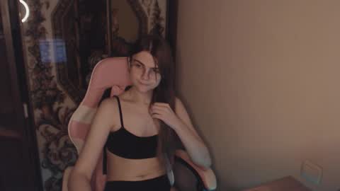 Snapshot of peralez_f chatting on 10/04/25, 05:44 Farida online show from 10/04/25, 05:44