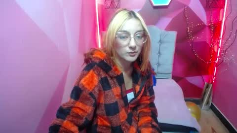 Snapshot of perla_red chatting on 01/16/25, 12:20 PERLA RED online show from 01/16/25, 12:20