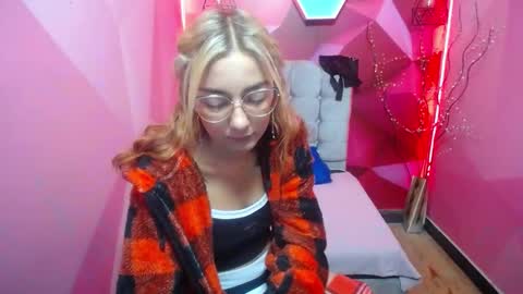 Snapshot of perla_red chatting on 01/17/25, 11:59 PERLA RED online show from 01/17/25, 11:59
