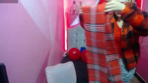 Snapshot of perla_red chatting on 02/14/25, 11:53 PERLA RED online show from 02/14/25, 11:53