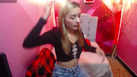 Snapshot of perla_red chatting on 03/01/25, 12:01 PERLA RED online show from 03/01/25, 12:01