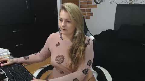 Snapshot of perlagoloza05 chatting on 11/21/25, 02:43 goloza online show from 11/21/25, 02:43