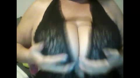 Snapshot of perlita070822 chatting on 04/17/26, 02:25 perlita070822 online show from 04/17/26, 02:25