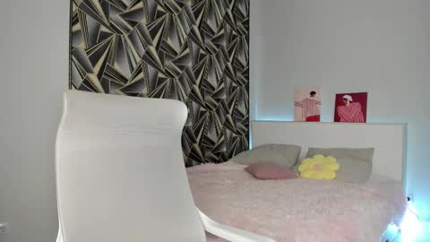 Snapshot of peroona chatting on 12/04/25, 08:23 Mia online show from 12/04/25, 08:23