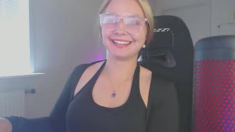 Snapshot of petalkiss chatting on 09/15/25, 01:44 petalkiss online show from 09/15/25, 01:44