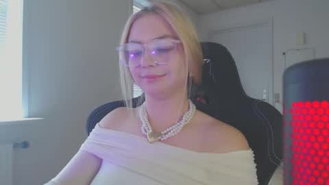 Snapshot of petalkiss chatting on 09/16/25, 01:45 petalkiss online show from 09/16/25, 01:45